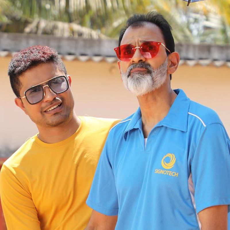 <p>ಒಳ್ಳೆ ಹುಡ್ಗ ಪ್ರಥಮ್ ಅಭಿನಯದ ಕರ್ನಾಟಕದ ಅಳಿಯ ಚಿತ್ರದ ಟೀಸರ್ ಬಿಡುಗಡೆಯಾಗಿ ಮೆಚ್ಚುಗೆ ಗಳಿಸಿಕೊಂಡಿದೆ.</p>