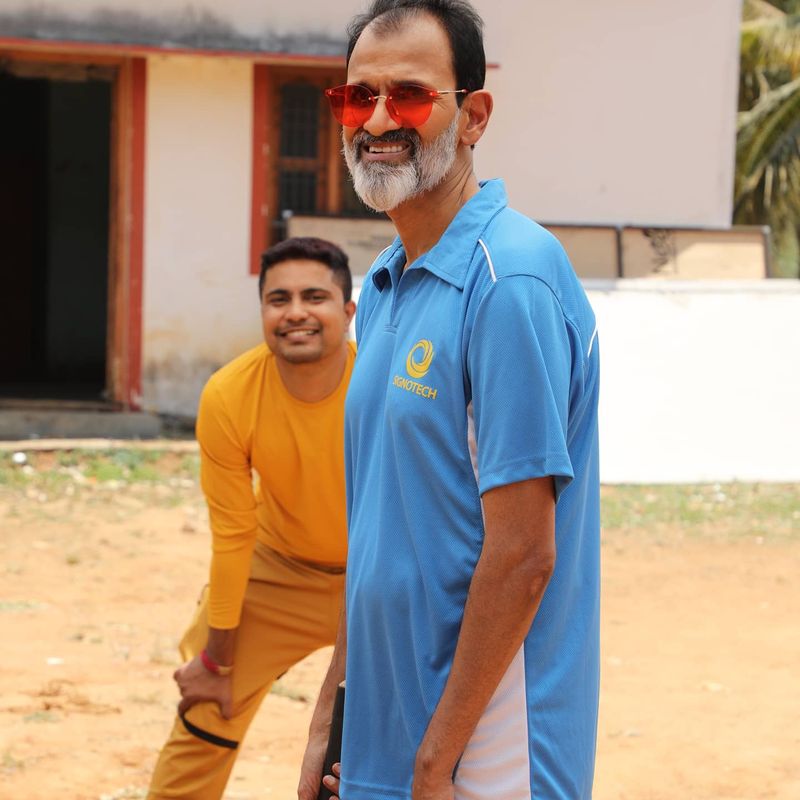 <p>ಕರ್ನಾಟಕದ ಅಳಿಯ ಸೆಟ್ ನಲ್ಲಿ ಬ್ಯಾಟ್ ಬೀಸಿದ ರಾಘವೇಂದ್ರ ರಾಜ್ ಕುಮಾರ್</p>