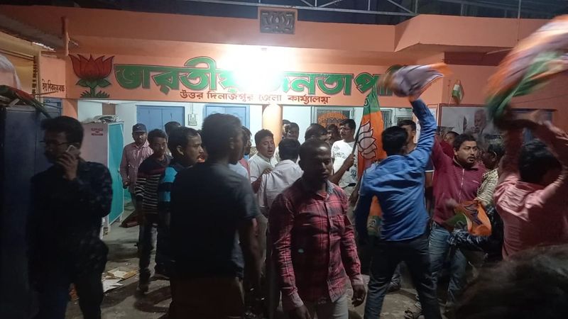 <p style="text-align: justify;">আসন্ন বিধানসভা নির্বাচনে বিজেপির প্রার্থী তলিকা ঘোষণার পর থেকে জেলায় জেলায় ক্ষোভ-বিক্ষোভ দেখাচ্ছেন বিজেপির স্থানীয় নেতা-কর্মীরা। তবে সবচেয়ে বেশি অশান্ত উত্তর দিনাজপুর জেলার বিদেপি কর্মীরাই। প্রার্থী পছন্দ না হওয়ার ক্ষোভে চাকুলিয়া, ইসলামপুর, করনদিঘি, কালিয়াগঞ্জ ও রায়গঞ্জ শহরের জেলা কার্যালয়ে দলীয় কর্মীরা ইতিমধ্যেই ভাংচুর চালিয়েছে। যদিও ইটাহার ও করনদিঘি আসনে এখনও প্রার্থী ঘোষণাই করেনি বিজেপি।</p>