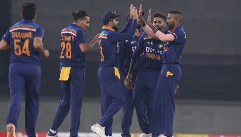<p>২৩ মার্চ থেকে পুণেতে শুরু হতে চলেছে ভারত-ইংল্যান্ডের ওয়ানডে সিরিজ। সূচি অনুযায়ী, তিনটি ম্যাচই আয়োজিত হবে পুণেতে। ২৩ তারিখের পর ২৬ এবং ২৮ মার্চ বাকি দু’টি ওয়ানডে খেলা হবে।</p>