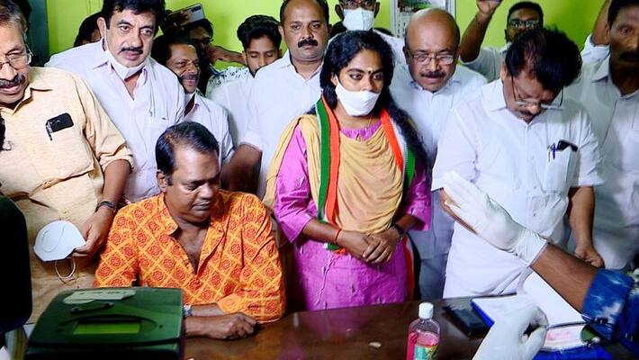 actor salim kumar donates deposit money to kayamkulam UDF candidate aritha babu actor salim kumar donates deposit money to kayamkulam UDF candidate aritha babu