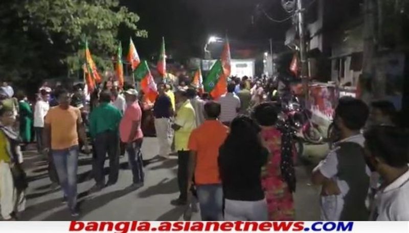 <p>'খেলা হবে কিসের ইঙ্গিত আমি নিজেও বুঝতে পারি না। বুঝতেও চাই না। কিন্তু আমি জানি এতদিন টেলিভিশনের পর্দায় ছিলাম, মানুষের জন্য কিছু করতে চাই', স্পষ্ট জানালেন শ্রাবন্তি</p>