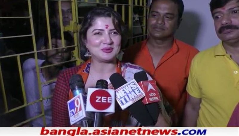<p>'ছোটবেলাটা আমার এখানে কেটেছে'- তালিকায় নাম প্রকাশের পর মন খুললেন ১২৯ ওয়ার্ডের গোপাল মিশ্র রোডের বিজেপির প্রার্থী শ্রাবন্তি চট্টোপাধ্য়ায়। </p>