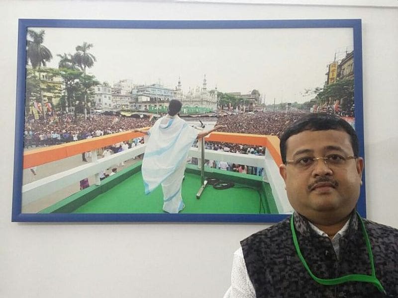 <p>তিন পুত্র শুভেন্দু, দিবেন্দ্যু ও সৌমেন অধিকারি বর্তমানে মেদিনীপুরের নতুন রাজনৈতিক চালিকাশক্তি। দিবেন্দ্যু অধিকারী প্রথম ২০১৬ সালে তমলুক কেন্দ্র থেকে বাইপোলে জয়লাভ করে সাংসদ হন। ২০১৯ সালে লোকসভা নির্বাচনে যে খতিয়ান দেওয়া তাতে দেখা তাঁর সম্পত্তি ৩ কোটি ৭৬ লক্ষ ৮৭ হাজার ৮৬৭ টাকা। </p>