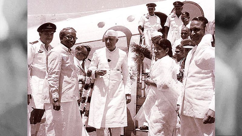 नंबूदरीपाद का प्रभाव इतना बढ़ने लगा था कि केंद्र सरकार उनसे डरने लगी थी। लिहाजा 1959 में जवाहरलाल नेहरू ने संविधान की धारा 356 का इस्तेमाल करके उनकी सरकार को बर्खास्त कर दिया था। हालांकि 1967 में नंबूदरीपाद दूसरी बार केरल के मुख्यमंत्री बने। हालांकि वे इस बार भी 2 साल ही मुख्यमंत्री रह पाए।