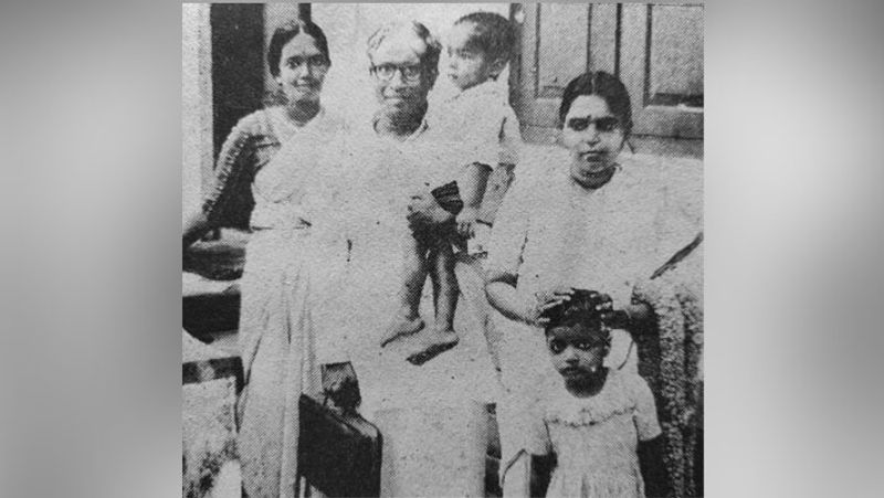 अगर केरल के राजनीतिक इतिहास की बात करें, तो 1980 के बाद किसी भी राजनीतिक दल को दूसरी बार सरकार बनाने का मौका नहीं मिला। पिछले चुनाव में लेफ्ट डेमोक्रेटिक फ्रंट (LDF) ने 71 सीटें हासिल की थीं। इस बार कांग्रेस नेतृत्व वाली यूडीएफ पूरी जोर आजमाइश कर रही है, ताकि 40 साल पुराना रिकॉर्ड न टूट पाए। समस्या यह है कि कांग्रेस वामपंथी सरकार की खुलकर बुराई भी नहीं कर सकती, क्योंकि कुछ राज्यों में उसका गठबंधन है। खैर नंबूदरीपाद के रोपे गए कम्युनिस्ट के पौधे का आगे क्या हाल होता है, यह वक्त बताएगा।
(अपनी फैमिली के साथ नंबूदरीपाद)