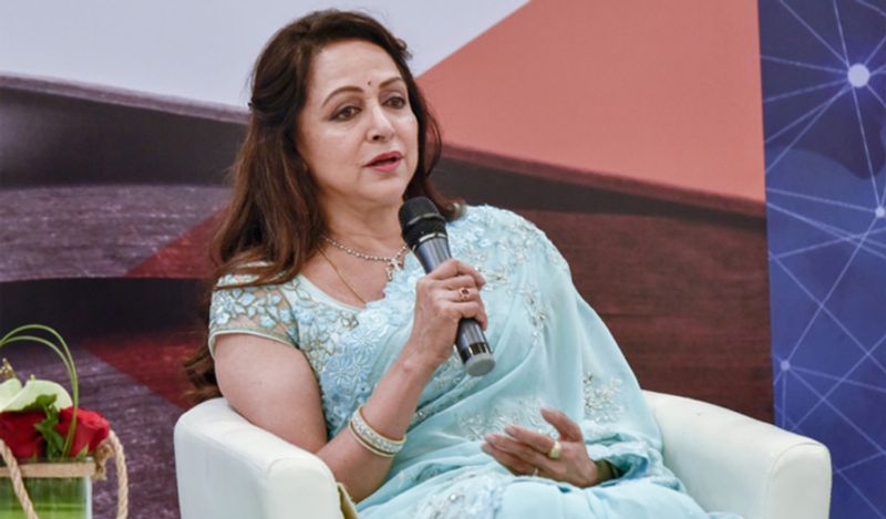 हेमा मालिनी और धर्मेंद्र की शादी 21 अगस्त, 1979 को हुई थी। बताया जाता है कि दोनों की पहली मुलाकात ख्वाजा अहमद अब्बास की फिल्म 'आसमान महल' के प्रीमियर पर 1965 में हुई थी।