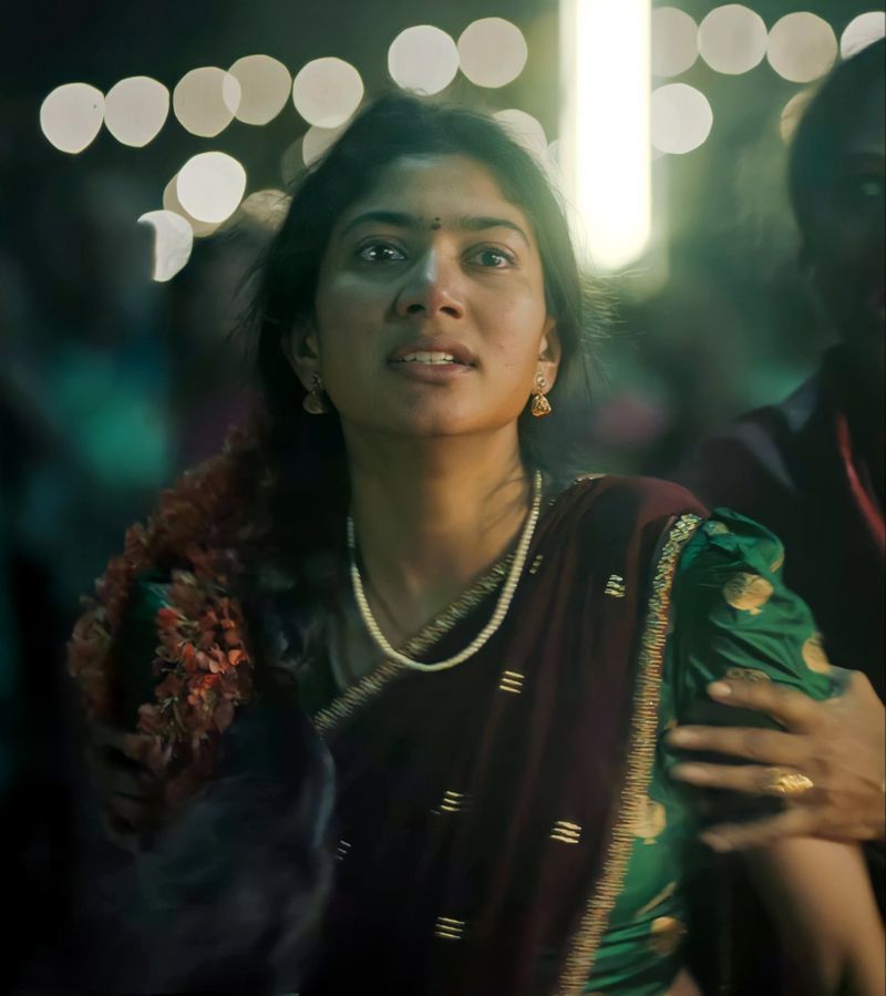 எதார்த்தமான கதைகளையும், வித்தியாசமான கதைகளையும் தேர்வு செய்து நடித்து வரும், தற்போது... ஷயம் சிங்கராய் எனும் திரைப்படத்தில் நானிக்கு ஜோடியாக நடித்து வருகிறார்.
