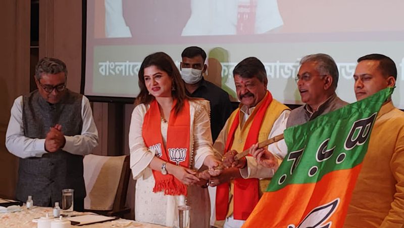 बता दें कि श्राबंती (Srabanti Chatterjee) ने 1 मार्च को भाजपा के राष्ट्रीय महासचिव कैलाश विजयवर्गीय और प्रदेश अध्यक्ष दिलीप घोष की मौजूदगी में भाजपा का दामन थामा था।