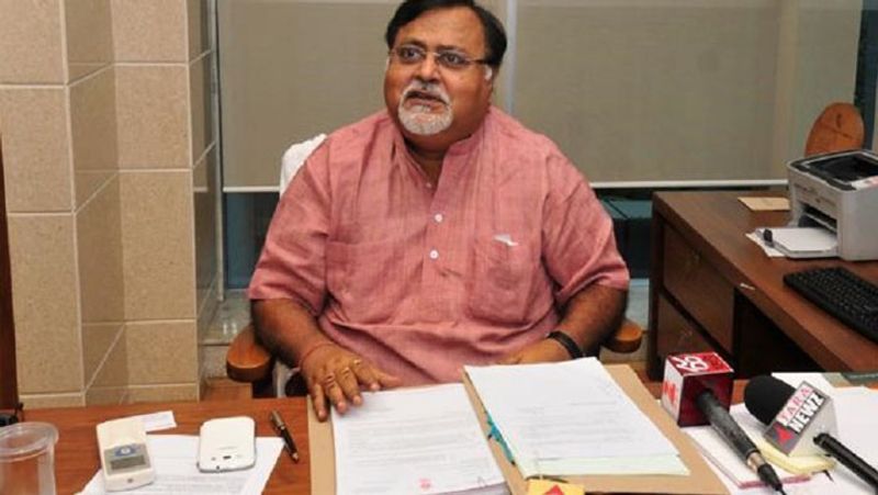 पार्थ चटर्जी ममता बनर्जी सरकार में शिक्षा मंत्री हैं। लेकिन इनका नाम पोंजी घोटाले में आ चुका है। CBI कई बार इस मामल में इनसे पूछताछ कर चुकी है।