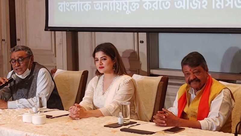 जानें कब चुनाव
बता दें कि बंगाल की 294 सीटों के लिए 8 चरणों में वोटिंग होगी। पहले चरण में 294 में से 30 सीटों पर 27 मार्च को वोट डाले जाएंगे। दूसरे चरण में 30 सीटों पर एक अप्रैल को, तीसरे चरण में 31 सीटों पर 6 अप्रैल को, चौथे चरण में 44 सीटों पर 10 अप्रैल को, पांचवे चरण में 45 सीटों पर 17 अप्रैल को, छठे चरण में 43 सीटों पर 22 अप्रैल को, सातवें चरण में 36 सीटों पर 26 अप्रैल को और आठवें चरण में 35 सीटों पर 29 अप्रैल को वोटिंग होगी।