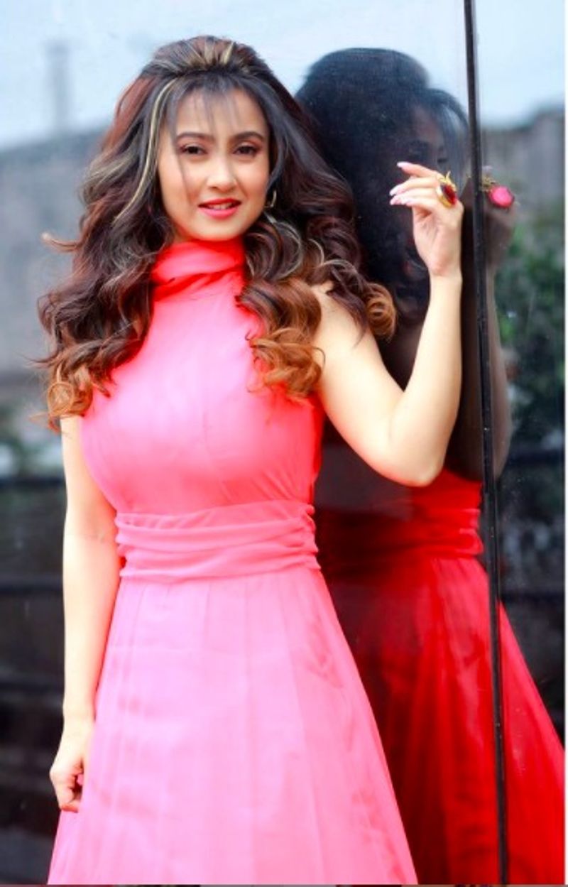 <p>ঠিক যেন বার্বি ডল, বলিউডে মালাইকাও ঠিক একি ভাবে উষ্ণতা ছড়াচ্ছেন। বয়স যেন এদের কাছে কোনও বিষয়ই নয়। </p>