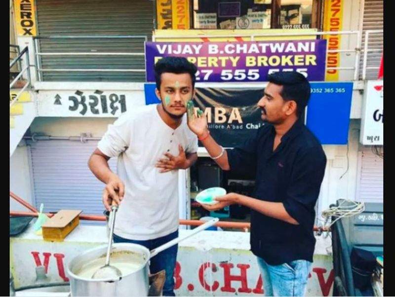 ప్రఫుల్ వ్యాపారం మొదటి రోజున ఎక్కువ చక్కెర కలిపి టీని అమ్మారు.