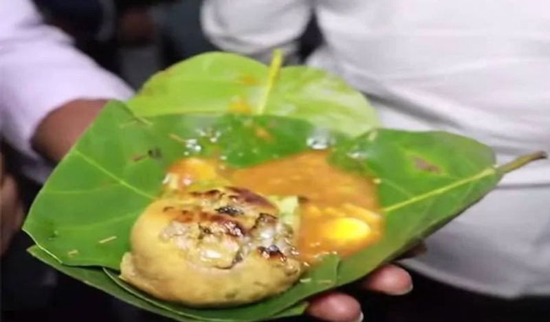 भोला लिट्टी की प्लेट में आपको दो लिट्टी के साथ आलू का चोखा और धनिया की चटनी मिलेगी। साथ में आपको मिलेगी फ्राई मिर्ची। इसे खाने के लिए दूर-दूर से लोग आते हैं। 
