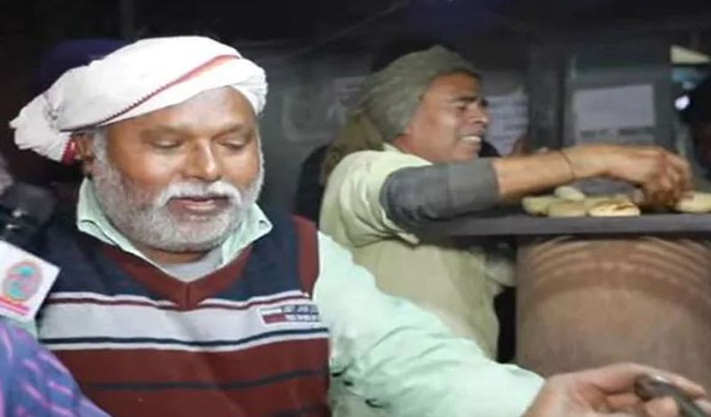  दुकान के मालिक भोला केवट खुद यहां लिट्टी तैयार करते हैं। उन्होंने बताया की दुकान में मिलने वाली हर चीज शुद्ध है। यहां लिट्टी खाने के लिए लोग लाइन लगाते हैं। 