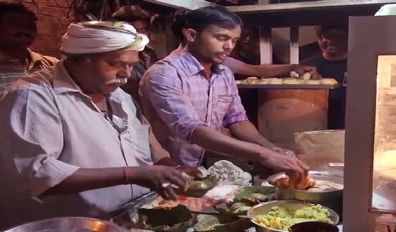 सत्तू की इस लिट्टी में आटे से ज्यादा सत्तू का इस्तेमाल किया जाता है। सत्तू के मसाले में हरी मिर्च, अदरक, लहसुन, अचार मसाला, नींबू, धनिया पत्ती डाली जाती है। साथ ही इसमें सरसो के तेल का इस्तेमाल होता है। 