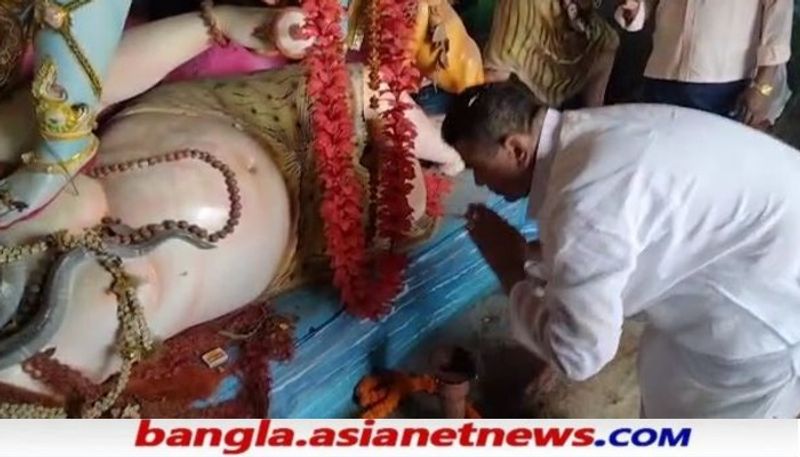 <p>কালীমন্দিরে প্রণাম সারছেন যখন শুভেন্দু, তখন শিশির পুত্রকে দেখার জন্য বাইরে জনসমুদ্র</p>