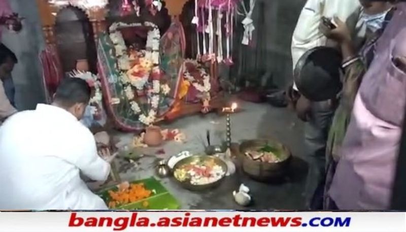 <p> শীতলা মন্দিরে পুজো দেন শুভেন্দু অধিকারী</p>