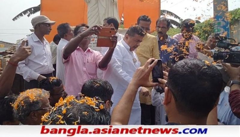 <p>এদিন তিনি বিরুলিয়াতে প্রথমে স্বামী বিবেকানন্দের মূর্তিতে মাল্যদান করেন।</p>