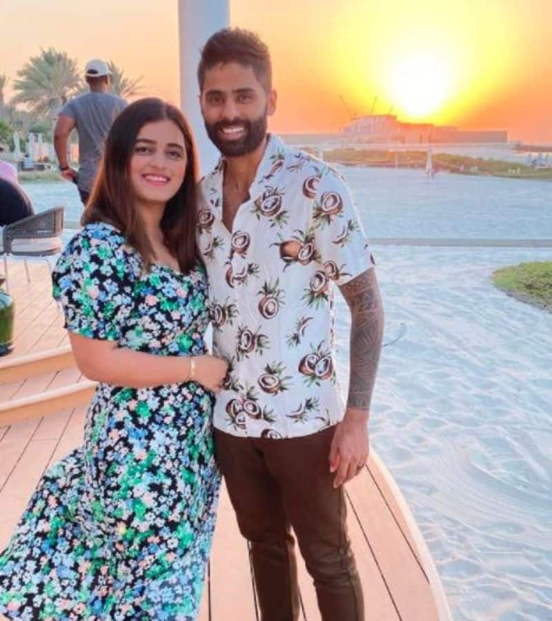 IPL 2021 Mumbai Indians Cricketer Suryakumar Yadav Kisses Wife Devisha Shetty After MI Beat Royals kvn