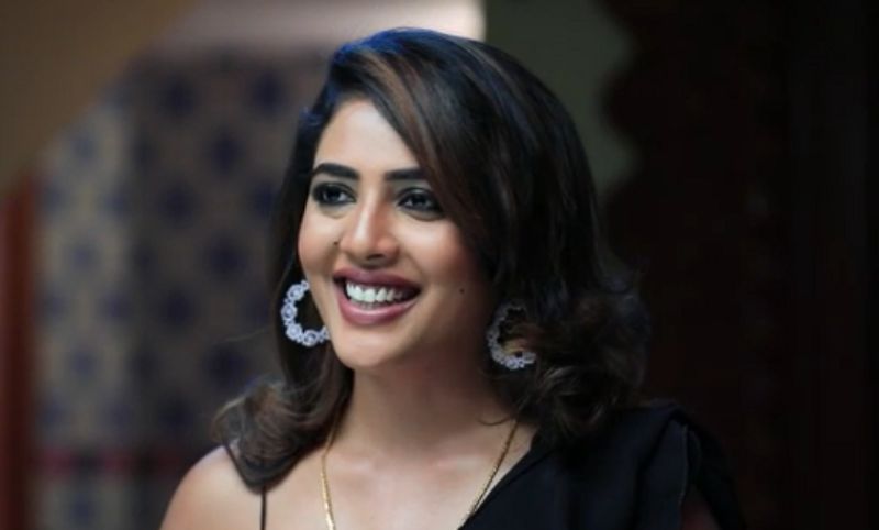 ಕಪ್ಪು ಬಣ್ಣದ ಸೀರೆಯಲ್ಲಿ ಆತ್ಮಹತ್ಯೆ ಸಿದ್ಧತೆ ಮಾಡೋ ವರುಧಿನಿ ಪಾತ್ರ ವೈರಲ್ ಆಗಿದೆ