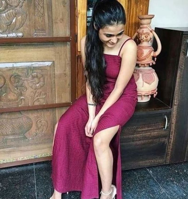 மாடர்ன் உடையிலும் வேற லெவல் 