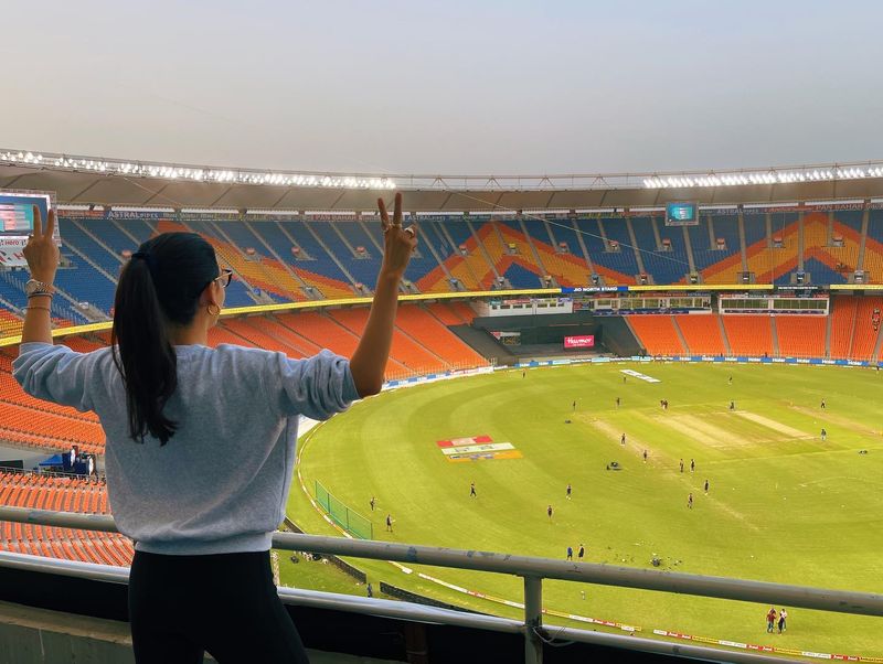 Natasa is seen standing on the top tier of the gigantic venue, wearing a white t-shirt and black pant, while the glasses on her eyes give her a cute look, as she cheers for her hubby, as well as Team India. She captioned it, "🏟 🇮🇳 🤞🏼".