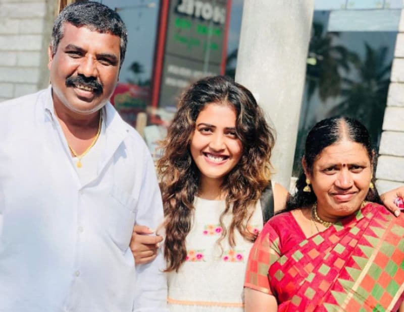 <p>ಅಪ್ಪ ಅಮ್ಮನ ಮಧ್ಯೆ ನಿಂತು ಹೋಲ್ ಹಾರ್ಟ್ ಸ್ಮೈಲ್ ಕೊಟ್ಟಿದ್ದಾರೆ ಸಾರಾ</p>