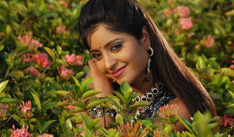 शुभि शर्मा ने भोजपुरी में निरहुआ की फिल्म 'चलनी के चालल दूल्हा' से डेब्यू किया था। इस फिल्म को करने के बाद उन्होंने इंडस्ट्री में पकड़ बना ली थी।