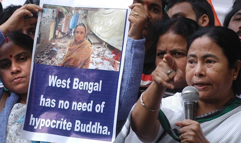 <p style="text-align: justify;">২০১১ সালের বিধানসভা ভোট তাঁর কাছে ছিল অতি গুরুত্বপূর্ণ। ২০০৬ সালের অমোঘ বাণী, আমরা '২৩০ ওরা ৩০'-এর পরের পাঁচ বছর ওই খাতেই বইতে থেকেছিল সিপিএম তথা বামফ্রন্টের শাসন-মনোভাব। আর তার ফায়দা লুটছিলেন মমতা, পৌঁছে গিয়েছিলেন সরকার বিরোধী যে কোনও আন্দোলনে। সিঙ্গুর ছিল বামফ্রন্টের শেষের শুরু, আর নন্দীগ্রাম ছিল বাম কফিনের শেষ পেরেক। একটুও অতিকথন হবে না, যদি বলা হয়, মমতা তখন ছিলেন ক্ল্যাসিকাল বামপন্থী ভূমিকায়, সমস্ত বিক্ষোভকে তিনি বিদ্রোহের রূপ দিতে সমর্থ হচ্ছিলেন, অবশ্যই অন্যদের সহযোগিতায়।</p>