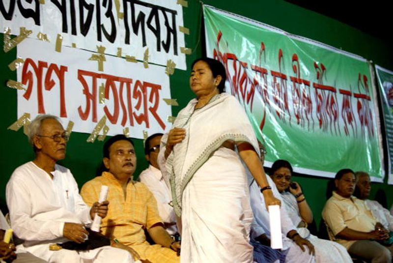 <p style="text-align: justify;"><br />
সিঙ্গুর বা নন্দীগ্রাম, কোনও আন্দোলনই মমতা বা তাঁর দল তৃণমূল কংগ্রেস শুরু করেনি। যাঁরা আন্দোলন শুরু করেছিলেন, তাঁরা নিজেদের তাগিদে, সংসদে ও কলকাতা-দিল্লিতে বাম সরকারের ভূমিকা প্রকাশ্যে আনতে মমতাকে কাজে লাগানোর চেষ্টা করেছিলেন। আর মমতা দক্ষ সংসদীয় রাজনীতিবিদের মতই, এই আন্দোলনগুলিকে কাজে লাগিয়েছিলেন বামফ্রন্টকে উৎখাত করে তৃণমূল শাসন প্রতিষ্ঠিত করতে। সেইবার মমতা ভোটে দাঁড়াননি। প্রচারে গিয়ে বলেছিলেন, সব আসনেই তিনিই প্রার্থী। সেটাই পরবর্তীকালে হয়ে দাঁড়ায় তাঁর ও তৃণমূলে লব্জ। এই ওয়ান ওম্যান শো - তৃণমূলের রাজনীতির মূল কথা, সে শাসনকালেই হোক বা বিরোধী আসনে থাকাকালীন।</p>