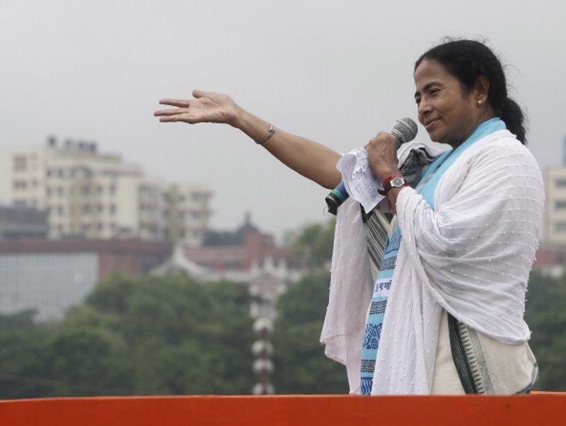 <p style="text-align: justify;"> </p>
<p style="text-align: justify;">কিন্তু, মমতা বামফ্রন্টের বিকল্প নন, এমনকী বামফ্রন্ট সরকারের বিকল্পও নয় তৃণমূল সরকার। মনে রাখতে হবে, ২০১১ সালে মমতা শুধু নিজের জোরে ভোটে জেতেননি। বহু মানুষ তাঁর পক্ষে ভোট দিয়েছিলেন, যাঁরা স্রেফ বাম সরকারের উৎখাত চেয়েছিলেন বীতশ্রদ্ধ হয়ে। ২০১৬-র ভোটে, মমতার জয় কার্যত বিরোধীশূন্য অবস্থায়। ৩৪ বছর ক্ষমতায় থাকার পর বামেরা উপলব্ধিই করতে পারেনি, ক্ষমতায় না থাকলে বিরোধী হিসেবে তাদের ভূমিকা কী হওয়া উচিত। ফলে মমতা কার্যত ওয়াকওভারই পেয়েছিলেন।</p>