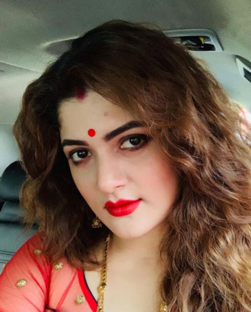 <p>ಹಿರಿಯ ತೃಣಮೂಲ ಕಾಂಗ್ರೆಸ್ (ಟಿಎಂಸಿ) ಮುಖಂಡ ಮತ್ತು ರಾಜ್ಯ ಸಚಿವ ಪಾರ್ಥಾ ಚಟರ್ಜಿ ಅವರನ್ನು ಬೆಹಲಾ ವೆಸ್ಟ್ನಲ್ಲಿ ಜನಪ್ರಿಯ ಬೆಂಗಾಲಿ ನಟಿ ಶ್ರಬಂತಿ ಚಟರ್ಜಿ ಎದುರಿಸಲಿದ್ದಾರೆ.</p>