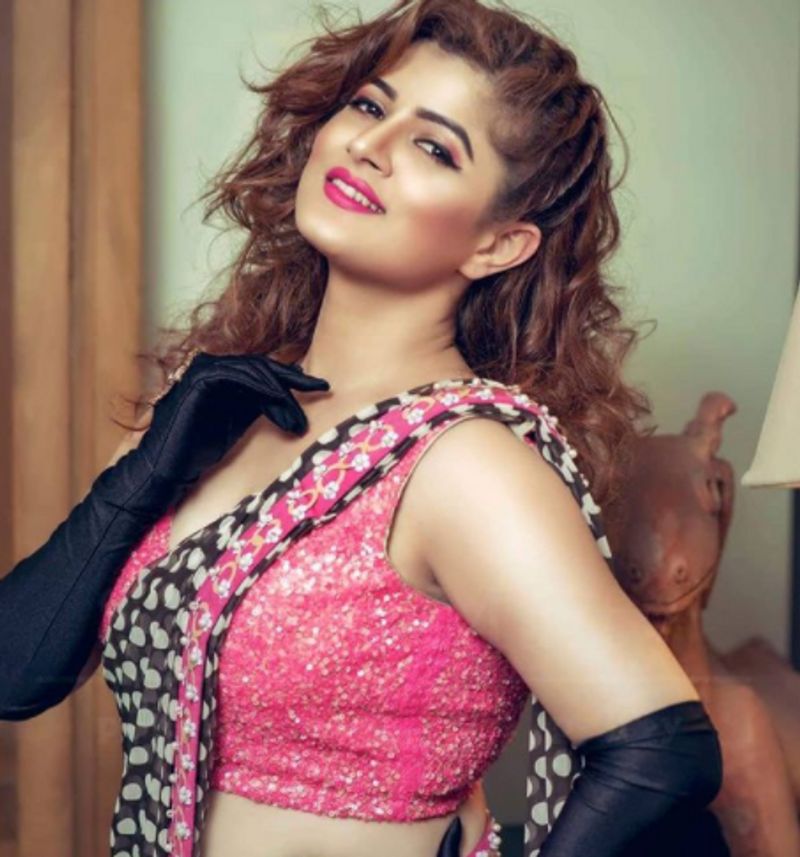 <p>ಬಿಜೆಪಿ ಅಭ್ಯರ್ಥಿಯಾಗಿ ಶ್ರಬಂತಿ ಹಸೆರನ್ನು ಬಿಜೆಪಿ ಘೋಷಿಸಿದ ಕೂಡಲೇ ನಟಿ ಬೆಹಲಾ ಪಶ್ಚಿಮ ಕ್ಷೇತ್ರದಲ್ಲಿ ಮನೆ-ಮನೆಗೆ ಪ್ರಚಾರ ಆರಂಭಿಸಿದ್ದಾರೆ.</p>
