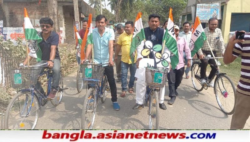 <p>গৌতম পাল জানিয়েছেন, 'মুখ্যমন্ত্রী মমতা বন্দ্য়োপাধ্য়ায় রাজ্যের স্কুলের ছাত্রছাত্রীদের যাতায়াতের সুবিধার জন্য সবুজ সাথী প্রকল্পের আওতায় সাইকেল দিয়েছেন।সেই কারনে এই সবুজ সাথীর সাইকেলকে সামনে রেখেই আমরা এদিন প্রচার করছি।মানুষদের এর উপকার বোঝাচ্ছি।</p>