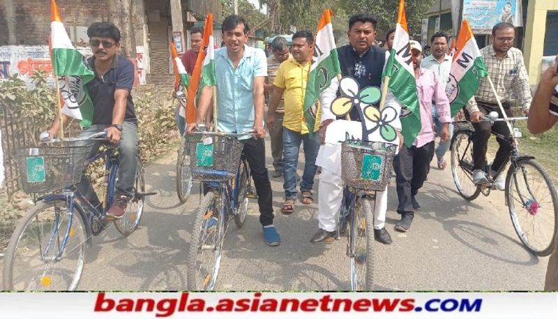 <p><br />
রাজ্য সরকারের উন্নয়নের প্রতীক হিসেবে 'সবুজ সাথীর' সাইকেল নিয়ে মিছিল করে এদিন এলাকায় প্রচার করলেন উত্তর দিনাজপুর জেলার করনদিঘির তৃনমুল কংগ্রেসের প্রার্থী গৌতম পাল। সরকারি প্রকল্পকে হাতিয়ার করে এইভবে প্রচার করাকে কেন্দ্র করে বিতর্কের সৃষ্টি হয়েছে। বিজেপির পক্ষ থেকে নির্বাচনবিধি ভঙ্গের অভিযোগ করা হয়েছে জেলা প্রশাসনের কাছে।</p>