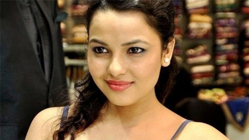 चित्राशी रावत ने आगे कहा, ये सच है कि मेरे पापा का नाम भी तीर्थ सिंह रावत है। लेकिन उत्तराखंड के सीएम की बेटी बताकर मेरी तस्वीरें वायरल करने वालों ने इतनी पड़ताल भी नहीं की कि आखिर सच्चाई क्या है। दरअसल, चित्राशी के पापा का नाम भी तीरथ सिंह होने की वजह से ये सारा कन्फ्यूजन हुआ। 