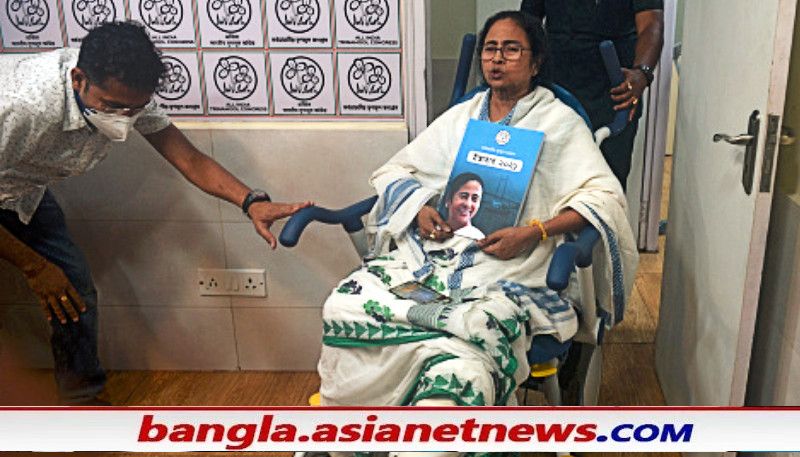 <p style="text-align: justify;">এছাড়া, বিজেপির প্রচারে 'গদ্দার' ঠিক কে, সেই বিষয়টিই নিয়েই এখন মানুষের মনে প্রশ্ন উঠে গিয়েছে। প্রত্যেক সভা থেকেই মমতা এবং তৃণমূলের অন্যান্য নেতারা শুভেন্দু-রাজীবদের গদ্দার, বিশ্বাসঘাতকের মতো বিশেষণে দেগে দিচ্ছেন। কিন্তু, বিজেপির কেন্দ্রীয় থেকে স্থানীয় নেতারা সমানে প্রচার করে যাচ্ছেন, আসল গদ্দার মমতা বন্দ্যোপাধ্য়ায় এবং তৃণমূল কংগ্রেসই। মানুষের পাশে থাকার প্রতিশ্রুতি দিয়ে জনগণের পাশ থেকে সরে এসেছেন দিদি। প্রধানমন্ত্রীর ভাষায় 'সকলের দিদি থেকে শুধু একজন ভাইপোর পিসি' হয়ে গিয়েছেন তিনি। </p>