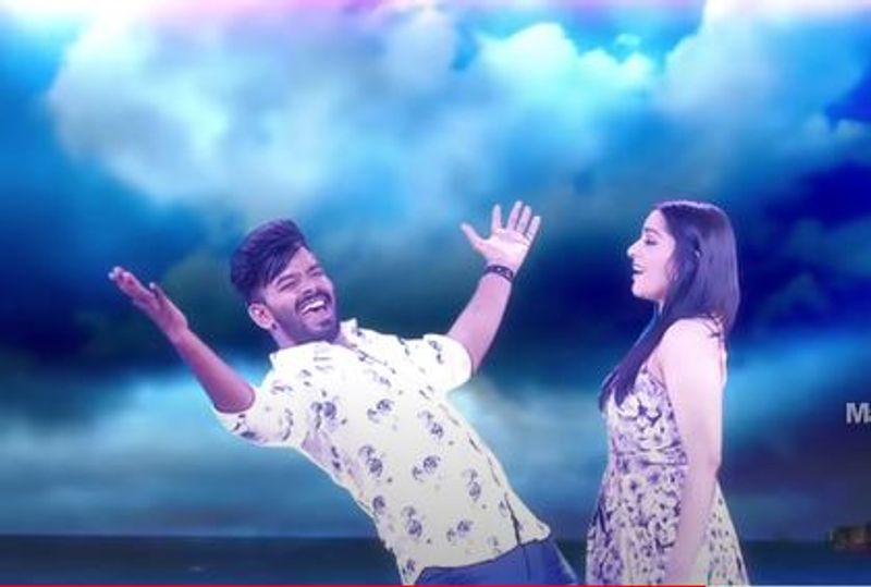వేదికలపై కూడా రష్మీ- సుధీర్, దీపికా పిల్లి- హైపర్ ఆది ఒకరినొకరు పులిహోరలు కలుపుకుంటున్నారు. ఒకరిని పడేసేందుకు మరొకరు ప్రయత్నాలు చేస్తూనే ఉన్నారు.