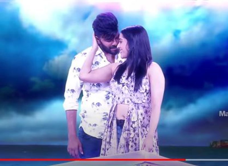 ఇటీవల విడుదలై సంచలన విజయం సాధించిన `ఉప్పెన` చిత్రంలోని `జల జల.. జలపాతం` సాంగ్కి `ఢీ` వేదికపై బహిరంగ రొమాన్స్ కి తెరలేపారు. సినిమాల్లో సముద్రంలో హీరోహీరోయిన్లు ఘాటు రొమాన్స్ లో మునిగిపోయినట్టుగా.. రష్మీ,సుధీర్, హైపర్ ఆది, దీపికా పిల్లి డీప్ రొమాన్స్ లోకి వెళ్లిపోయారు.