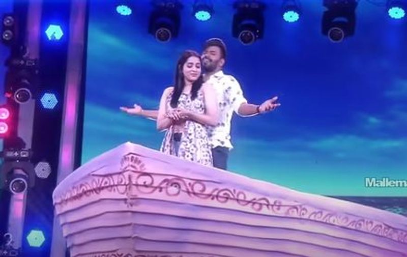 రష్మీ, దీపికా పిల్లిలకు హగ్లు, టచ్లు ఇస్తూ రెచ్చిపోయారు. నిజమైన రొమాన్స్ ఇదే అనేలా రెచ్చిపోయారు. కెమిస్ట్రీ కి కొత్త అర్థాన్ని తీసుకొచ్చారు.