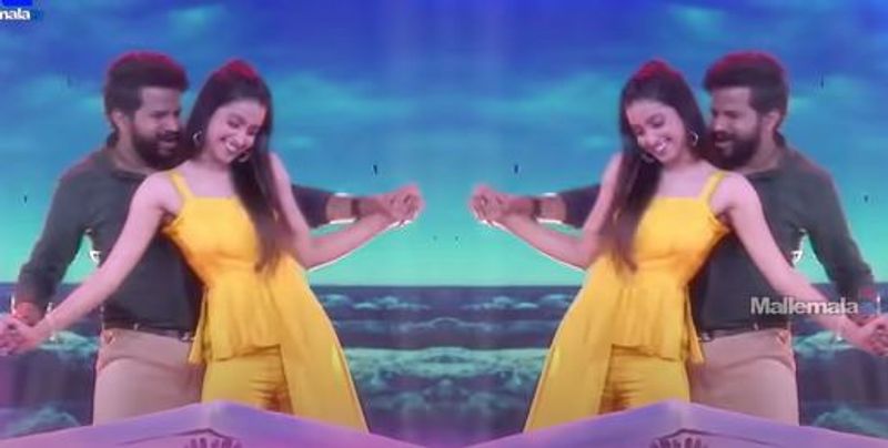 ఈ రెండు జంటలు పడవపై డ్యూయెట్లు పాడుకోవడం విశేషం. దీన్ని చూస్తే షోలో ఉన్న వారంతా ముక్కున వేలేసుకోవడం విశేషం. అంతటితో ఆగలేదు హద్దులు దాటేశారు.