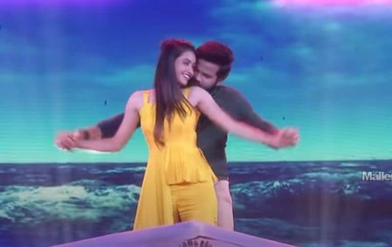 `ఢీ` డాన్స్ షో కి సంబంధించిన లేటెస్ట్ ప్రోమోలో ఈ సన్నివేశాలు వైరల్ అవుతున్నాయి. సుడిగాలి సుధీర్, రష్మీ, అలాగే హైపర్ ఆది, దీపికా పిల్లి ఇంతగా తెగించి మరీ ఇలా రెచ్చిపోవడం చర్చనీయాంశంగా మారింది. ఈ ప్రోమో వైరల్ అవుతుంది.