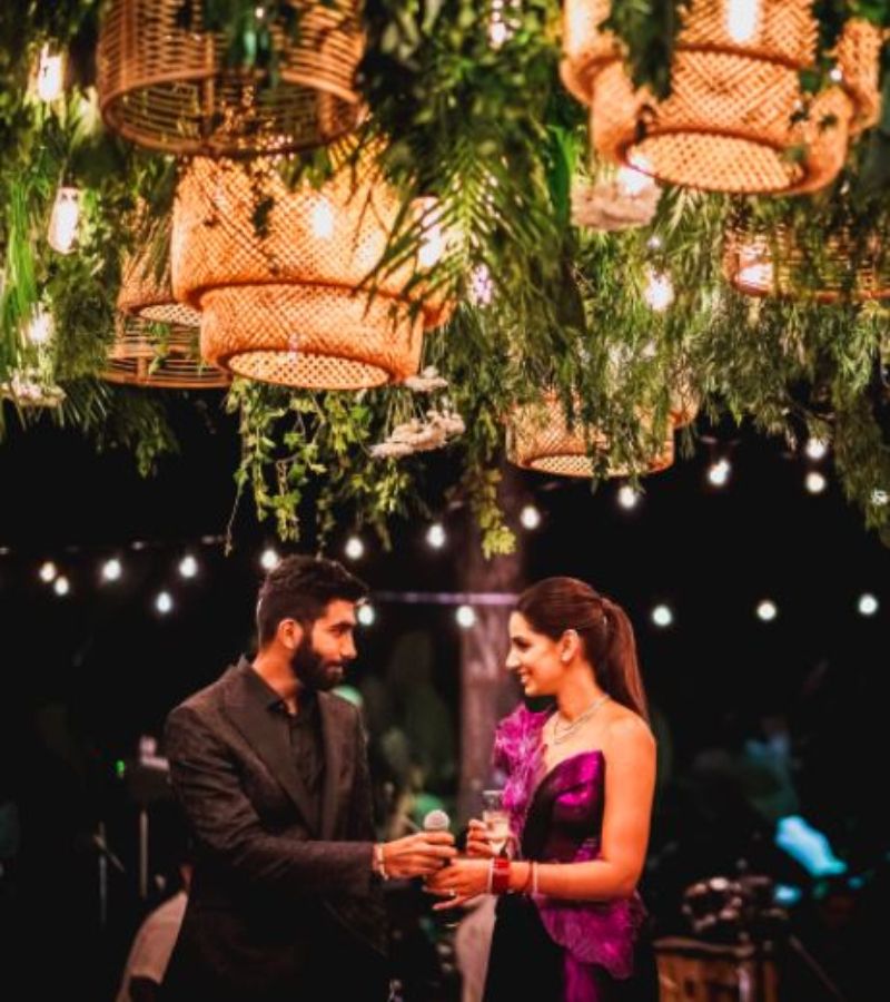 ছবি শেয়ারের সঙ্গে কমেন্টে বুমরা লিখেছেন,'গত কয়েক দিন আমার কাছে যেন স্বপ্নের মত ছিল। আপনাদের কাছ থেকে অনেক ভালাবাসা পেয়েছি। সবাইকে ধন্যবাদ।'