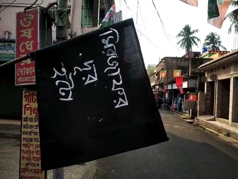 <p style="text-align: justify;">বিজেপি প্রার্থী হিসাবে প্রচারে নামতেই এলাকায় তৃণমূল সমর্থকদের ক্ষোভের মুখে পড়েছিলেন রাজীব বন্দ্যোপাধ্য়ায়। বিভিন্ন জায়গাতেই তাঁকে কালো পতাকা দেখানো হয়েছিল। গো ব্যাক স্লোগানও ওঠে। এমনকী তাঁকে 'মীরজাফর' বলেও কটাক্ষ করা হয়েছিল।</p>