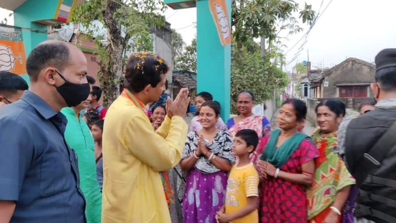 <p style="text-align: justify;">শুক্রবার অবশ্য কোনও 'গো ব্যাক' স্লোগান শুনতে হয়নি। বরং, মানুষের কাছ থেকে উষ্ণ অভ্যর্থনা পেলেন রাজীব।</p>
