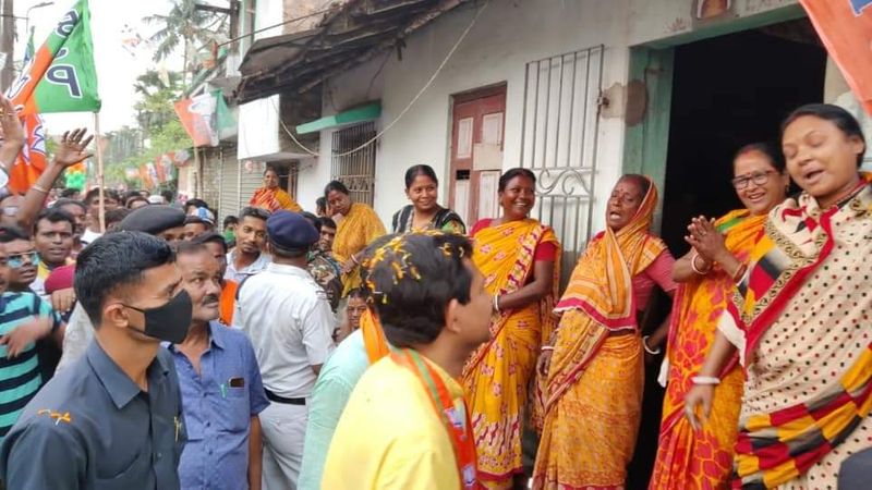 <p style="text-align: justify;">পদযাত্রা করে যাবার সময় কিছু জায়গায় বাড়ির ছাদ ও বারান্দা থেকে ফুল ছুঁড়ে অভ্যর্থনা জানানো হয় তাকে। মানুষের এই ভালোবাসায় অভিভূত রাজীব বলেন, নিশ্চিতভাবে তিনিই জয়ী হবেন।</p>
<p style="text-align: justify;"> </p>