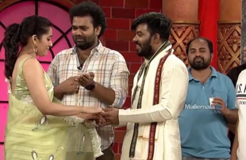 సుధీర్ ప్లే బాయ్ అని అందరికీ తెలుసు... అందుకే ఎవరికీ తెలియకుండా, ఫ్రెండ్స్ ని కూడా పిలవకుండా తన పెళ్లి ఏర్పాట్లు చేసుకున్నాడట.