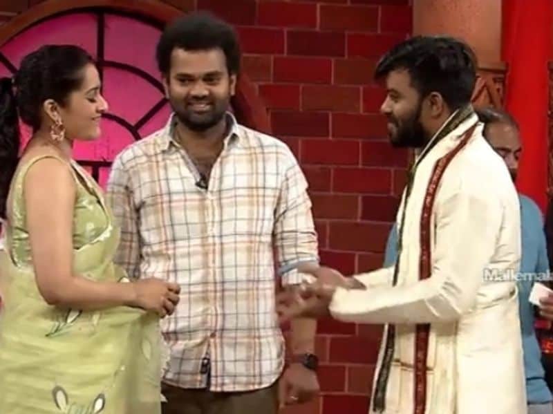 సుధీర్ ఎదుగుదలకు కారణమైన రష్మీని పెళ్ళికి పిలిచి.. అతని పెళ్లి చెడగొట్టాలని ప్లాన్ వేశారు. సుధీర్ పెళ్లి వేడుకకు రష్మీ రావడంతో పాటు, అతనికి కంగ్రాట్స్ చెప్పింది.