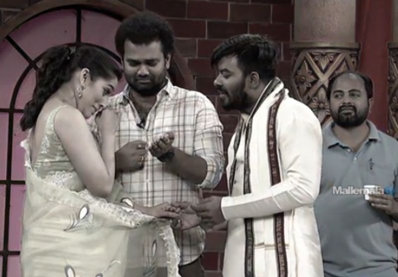 మరి సుధీర్ నాకు మిత్రుడు మాత్రమే అంటున్న... రష్మీ మాత్రం సుధీర్ పెళ్లి విషయం తెలిసి కన్నీరు పెట్టుకున్నారు.